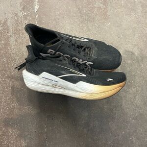 Brooks Men's hyperion max sneakers
